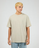 SILENT THEORY 40X0194 ESSENTIAL FIT TEE - Cement